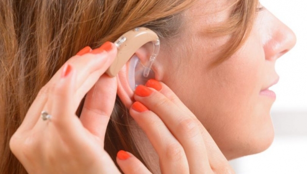 Os desafios de quem usa aparelho auditivo